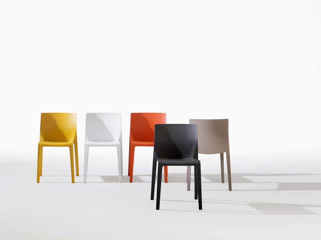Arper. Con “Juno”, progettata da James Irvine, la sedia in plastica si evolve. Impilabile, è realizzata in quattro versioni: con schienale chiuso o aperto, con o senza braccioli. Tutte le versioni sono disponibili in sei colori: bianco, nero, sabbia, antracite, arancione e giallo. A richiesta, la seduta e lo schienale possono essere imbottiti.