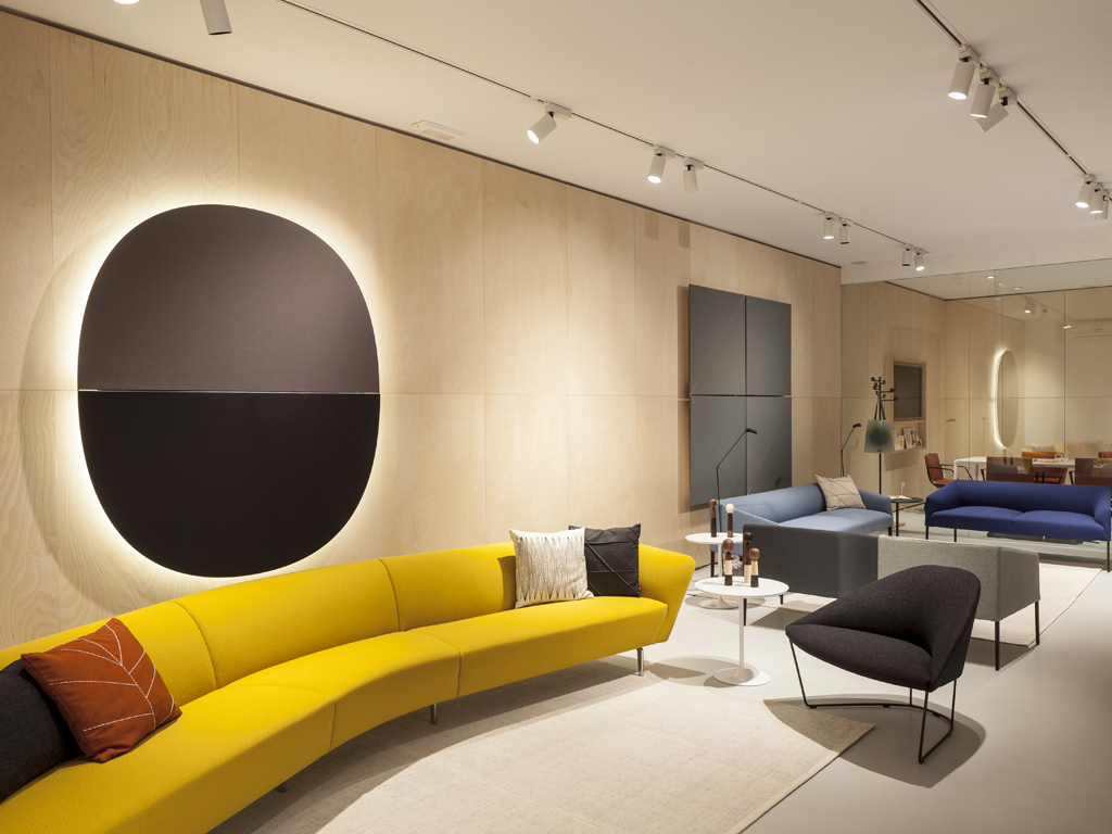 Arper. Una vista dello showroom milanese in Via Pantano, a due passi dalla sede dell'Università Statale. Inaugurato nel 2011 è stato completamente rinnovato lo scorso anno, secondo il progetto dello Studio spagnolo Lievore Altherr. Un luogo d’incontro e ispirazione per architetti e interior designer. (photo credits Marco Covi)