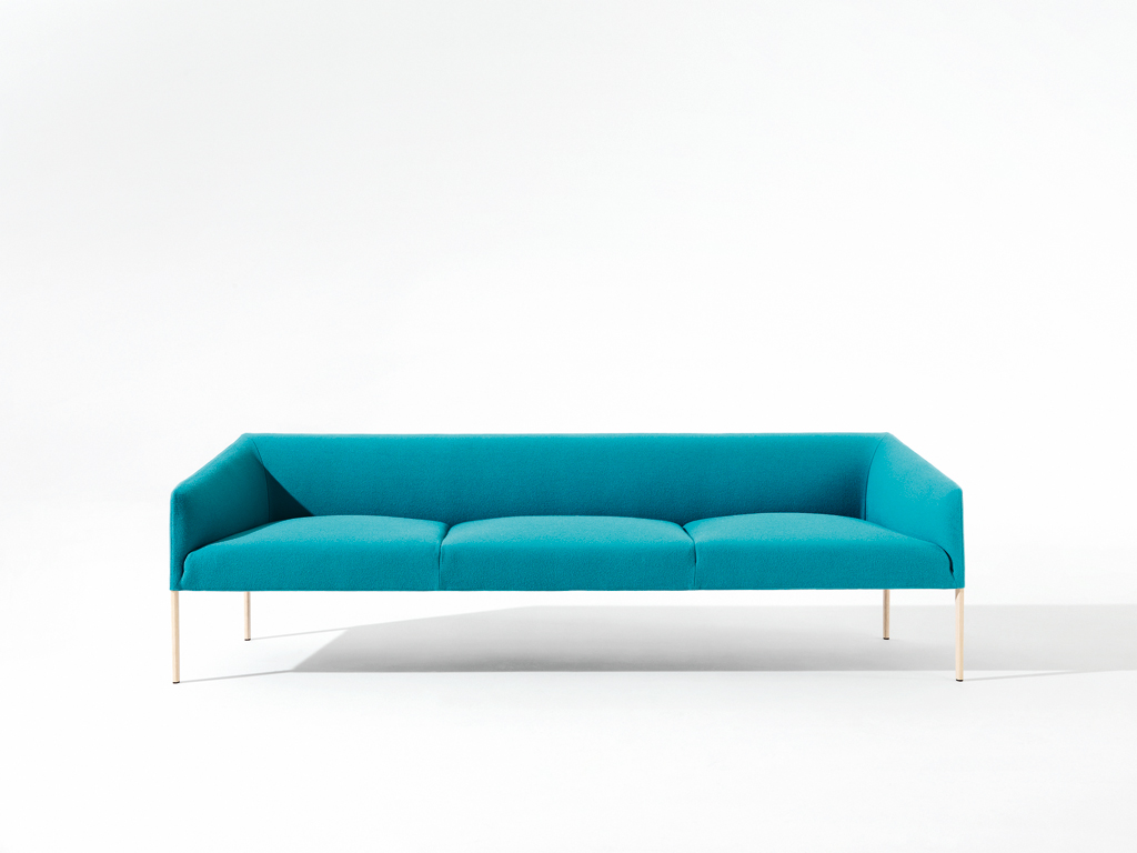 Arper. La Collezione “Saari” è un sistema di sedie, poltroncine, divani e panche ideate per ristoranti, bar, hotel e sale di attesa. Sintesi di gusto classico e contemporaneo, presenta forme plastiche valorizzate da un’ampia gamma di colori e materiali. Design: Studio Lievore Altherr Molina.