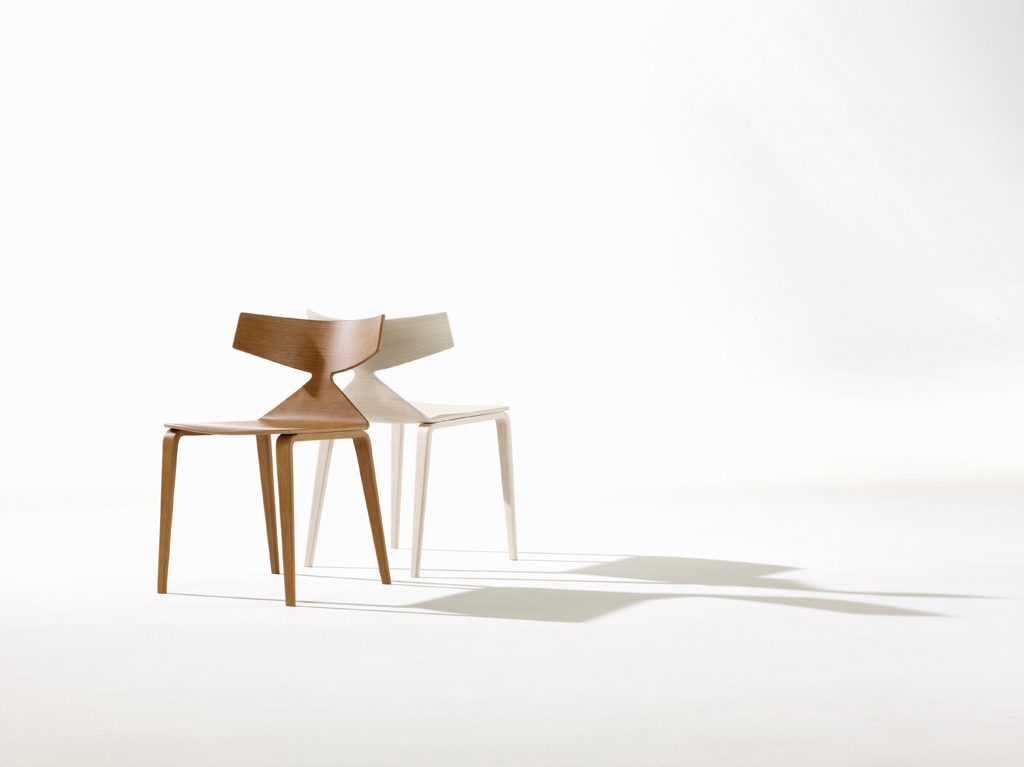 Arper. “Saya” è un segno grafico scolpito nel legno. È disponibile in essenza di rovere, nelle tinte naturale e teak, e nei colori -
tinti a poro aperto - bianco, nero, ocra e rosso in tre diverse tonalità, per permettere varie combinazioni coerenti tra loro. La base a 4 gambe è disponibile in legno o in acciaio cromato. La versione con base a 4 gambe in acciaio cromato è impilabile. Design: Studio Lievore Altherr Molina.