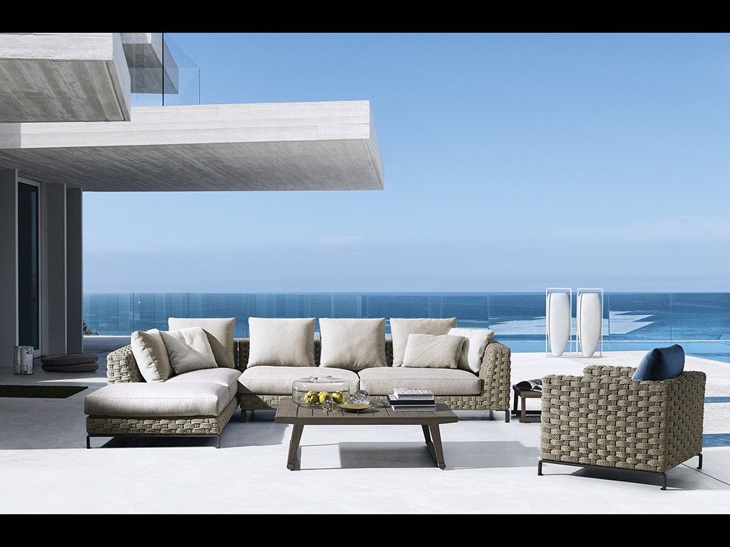 B&B Italia Outdoor. La collezione “Ray Outdoor Natural” disegnata da Antonio Citterio è caratterizzata da un intreccio a