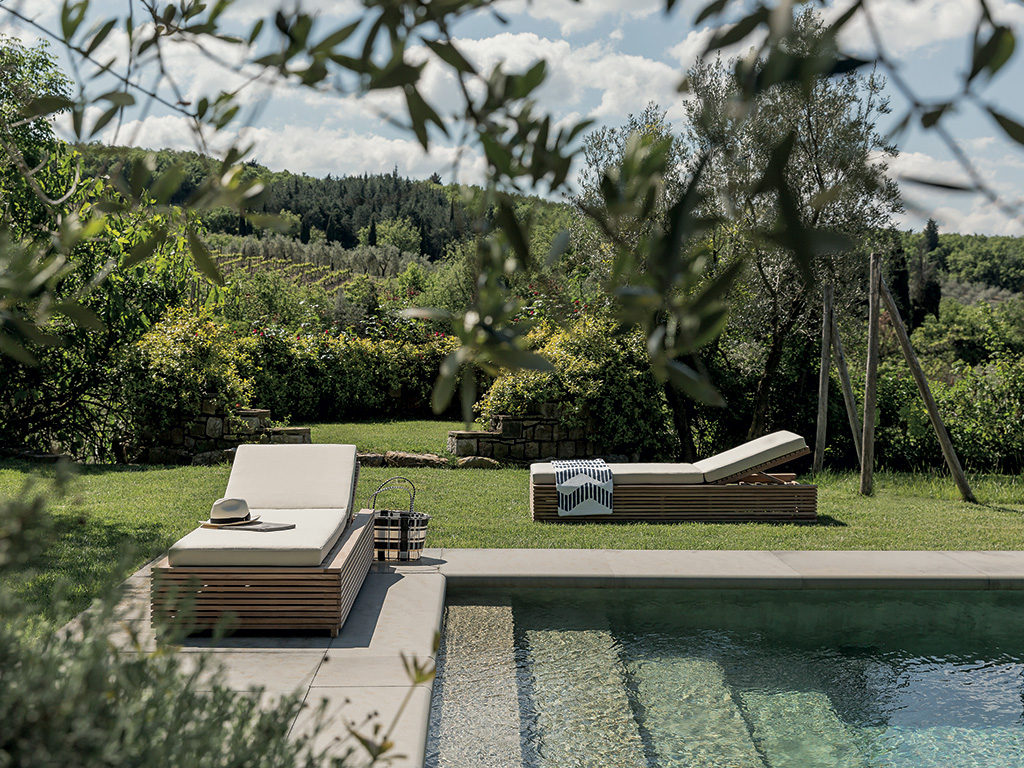 Il Giardino di Legno. Un marchio specializzato in arredi da esterni in legno massello di teak. Qui l’accogliente lettino prendisole della collezione “Saint Tropez” caratterizzato dal motivo a liste orizzontali.