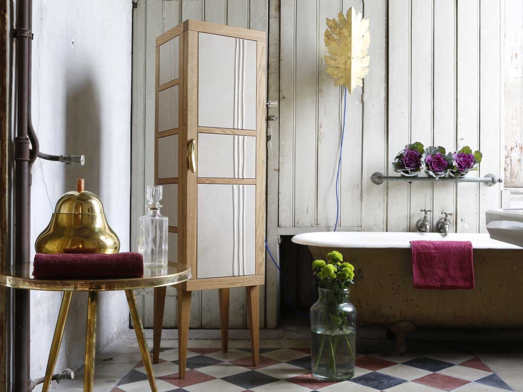 Armadio Absolut by NB Milano. Nella versione standard è in legno massello di rovere e rivestito di pelle in pieno fiore con motivi in bassorilievo a scelta. Finito e lucidato con cera d'api e olio di semi di lino.