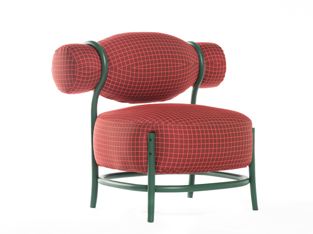 Gebrüder Thonet Vienna GTV. La poltroncina Chignon (2017) dei designers LucidiPevere, dalla velata nota retrò si articola tra morbidezza e leggerezza. La struttura, interamente in legno curvato, funge da supporto per la comoda e voluminosa seduta e il soffice e divertente schienale raccolto da due riccioli in faggio. Femminile, snella e filiforme, la poltrona è ideale sia per gli spazi domestici sia in ambito contract.