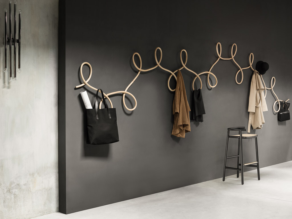 Gebrüder Thonet Vienna GTV. Firmato dal duo italo danese GamFratesi, Waltz (2016) è un attaccapanni da parete modulare ispirato alla leggerezza dei passi del più antico e noto ballo da sala, il Valzer, da cui prende il nome. Il concept e la forma lasciano libertà progettuale: tre elementi curvi, i primi due rivolti verso l’alto e il terzo ribaltato verso il basso.