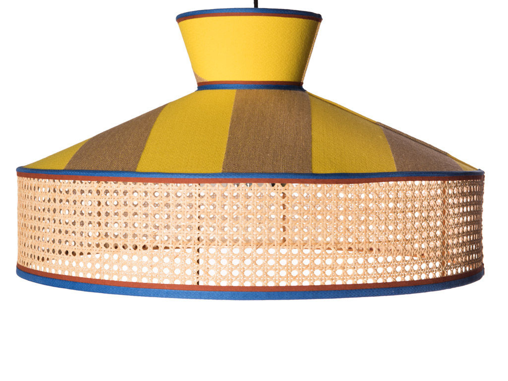 Gebrüder Thonet Vienna GTV. Stile unico e senza tempo per le lampade Wagasa by Servomuto (2017), design Gebrüder Thonet Vienna – GTV. Materiali preziosi, disegni geometrici e dettagli storici legati all'azienda per le due versioni della lampada, da terra e sospensione, che richiamano lo stile orientale. Nella versione sospesa la leggera carta da riso giapponese contrasta con la paglia di Vienna. Il marmo impreziosisce la versione da terra in contrapposizione con lo stelo sottile.