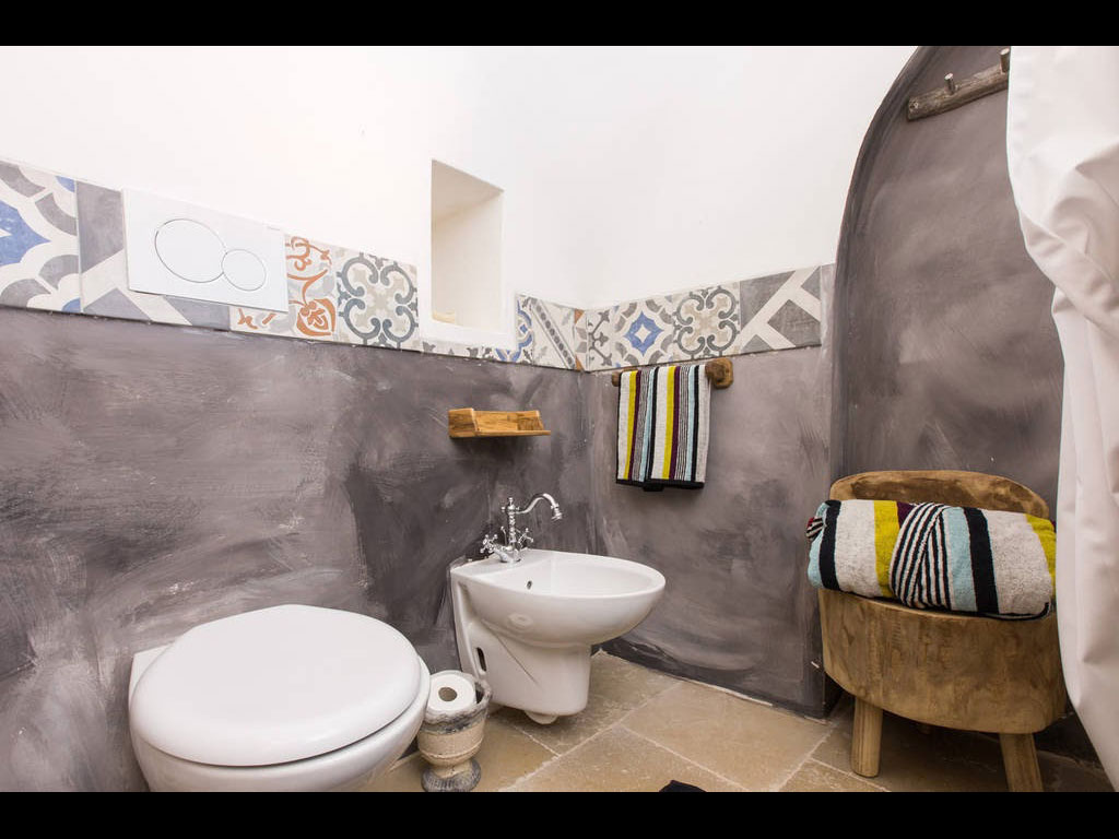 Tenuta del Lauro. Valle d’Itria, Locorotondo. Puglia. Tutti gli arredi sono realizzati da artigiani locali, nel rispetto della tradizione, così come i materiali utilizzati nel restauro: nell'immagine un bagno delle Suite Trullo.