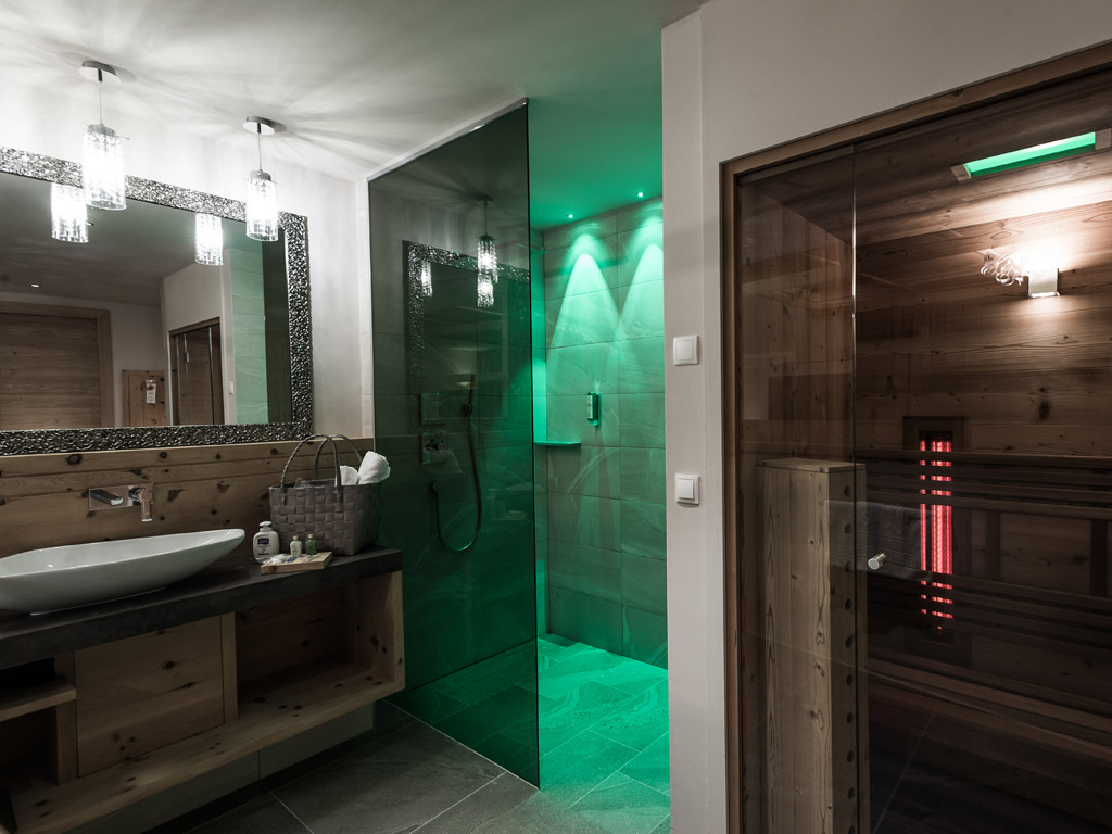 Green Lake Hotel Weiher. Ancora la sala da bagno della Suite Lake, con cabina a infrarossi e doccia provvista di cromoterapia.
