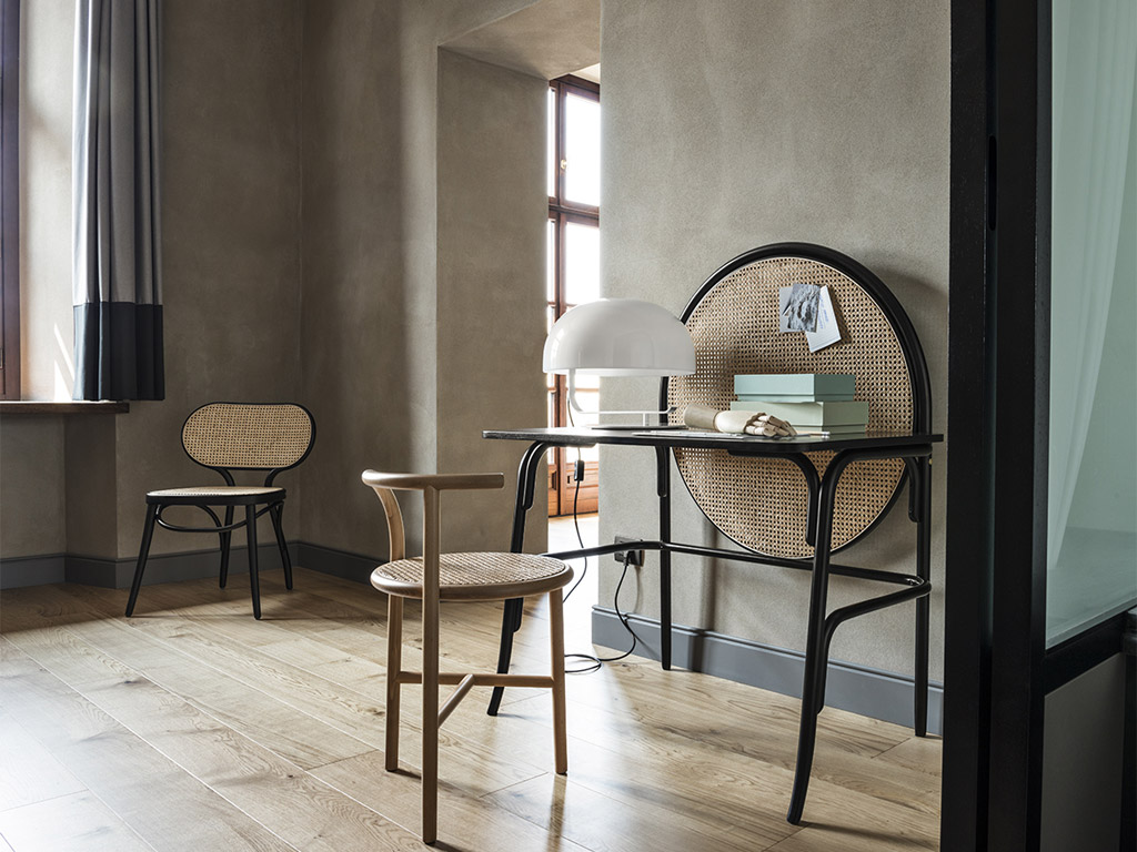 Gebrüder Thonet Vienna GTV. Sgabello Sigle Curve Bar Stool (2015), design Nendo, elegante e minimalista. Il legno curvato a vapore, unico dettaglio strutturale, si declina in ogni elemento della Collezione: tavolino, tavolo da pranzo e sgabello nella versione tre o quattro gambe.