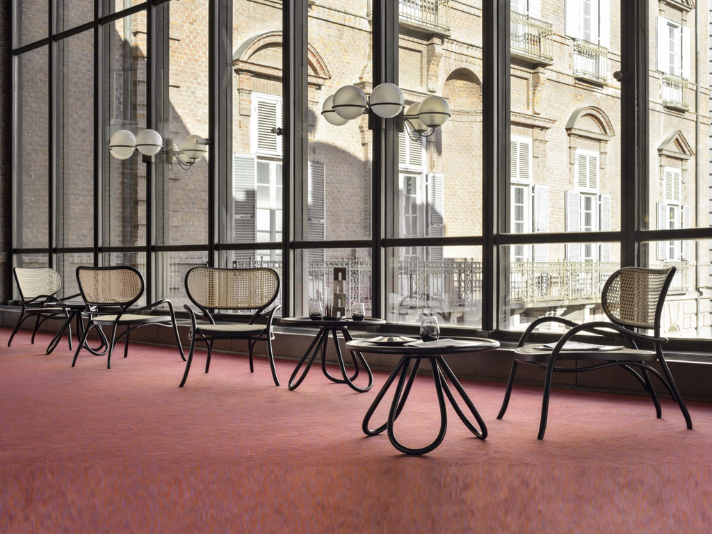 Gebrüder Thonet Vienna GTV. Lounge chair Lehnstuhl (2014), design Nigel Coates con seduta e comodo schienale in paglia di Vienna, realizzata nella versione a trama larga. La struttura in legno di faggio lavorato a vapore si caratterizza per la forma accogliente, arricchita da braccioli e schienale accogliente.