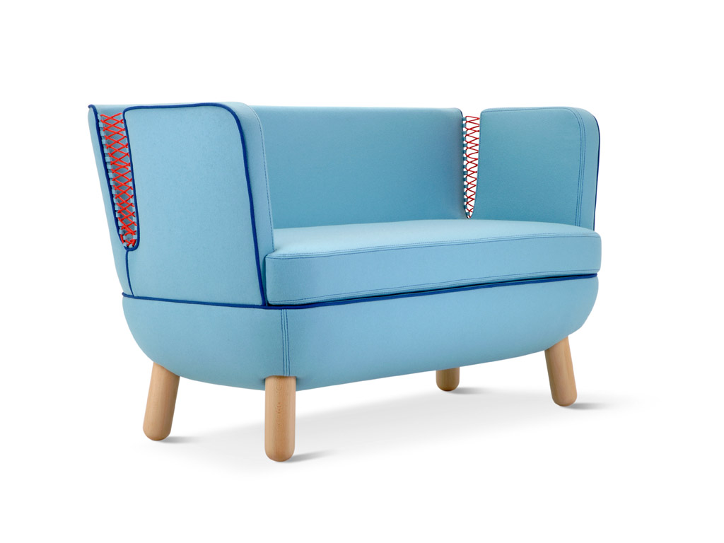 Adrenalina. Divano a due posti Sly. Design Italo Pertichini. Curve piene e forma avvolgente per accogliere chi cerca un angolo raccolto o un’oasi di privacy.