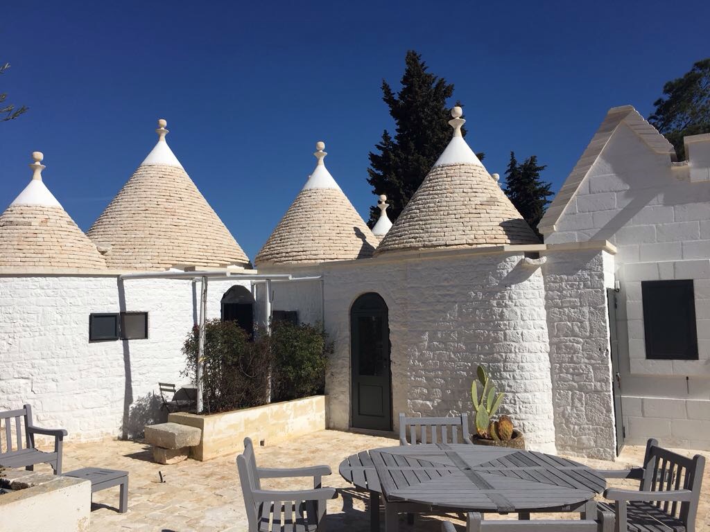Tenuta del Lauro. Valle d’Itria, Locorotondo. Puglia. Tutte le Suite della Tenuta sono provviste di un giardino riservato.