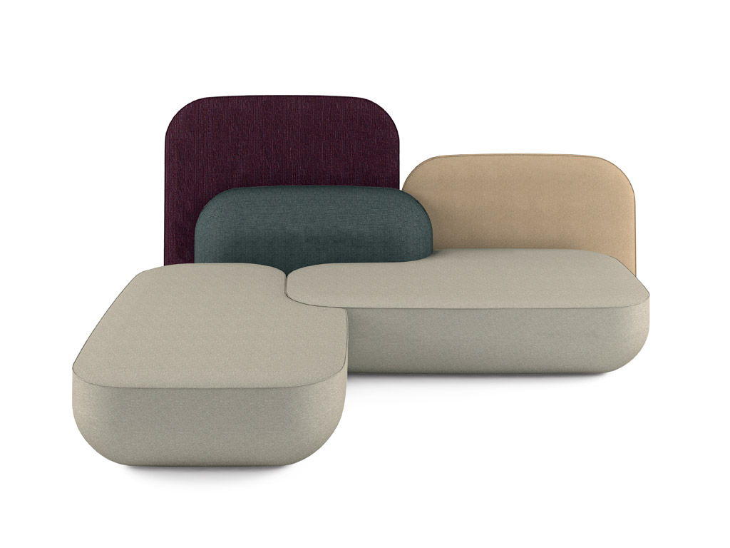 Alias. Le sedute e gli schienali del sistema d’imbottiti Okome, design studio Nendo, richiamano i ciottoli levigati dall'acqua. Forme morbide e naturali che si combinano tra di loro uniti da un sofisticato sistema di aggancio.