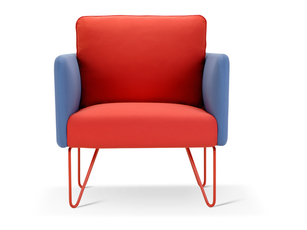 Adrenalina. Poltrona Doumo. Design Setsu & Shinobu Ito. La struttura e sostenuta da gambe in metallo, il fusto è in legno e l’imbottitura in piuma ecologica.