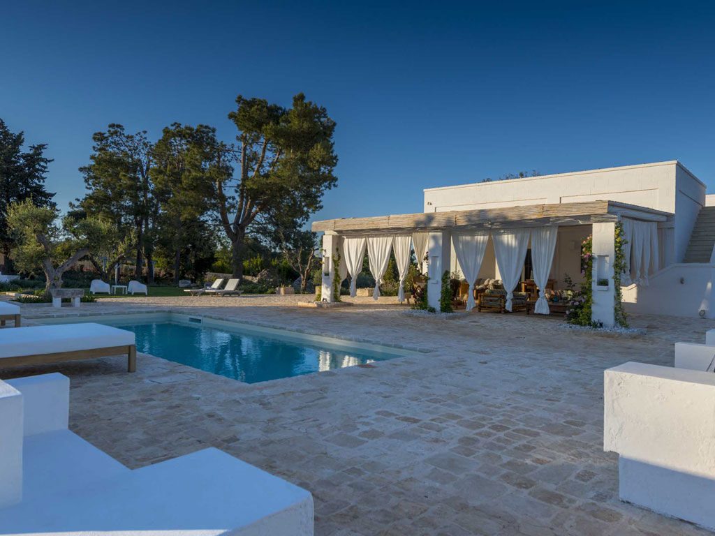 Tenuta del Lauro. Valle d’Itria, Locorotondo. Puglia. Sempre una veduta della zona living con piscina, vasca idromassaggio e zona benessere.