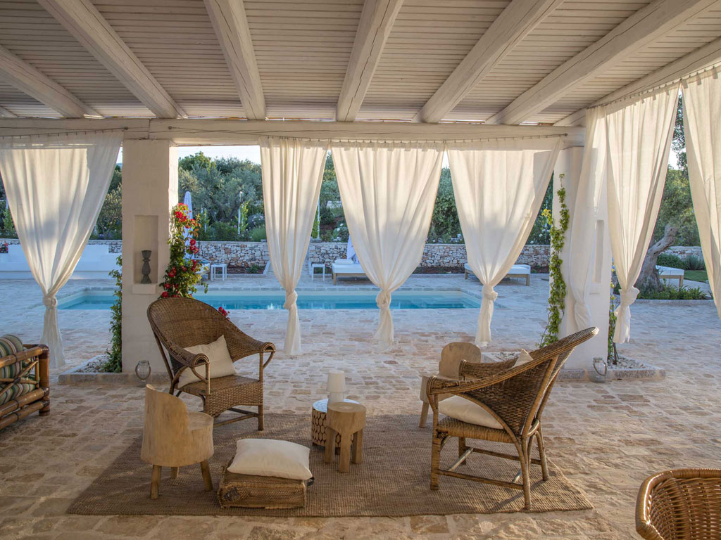 Tenuta del Lauro. Valle d’Itria, Locorotondo. Puglia. La parte living comprende spazi comuni dove rilassarsi leggendo o chiacchierando.