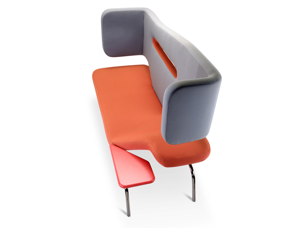 Adrenalina. La collezione Trafic, design Giovanni Tommaso Garattoni, è proposta nelle versioni poltrona, divano (nell'immagine) e divano vis à vis. È una collezione ispirata all'individualità a chi è in cerca di un riparo e si nasconde dietro a forme contemporanee.