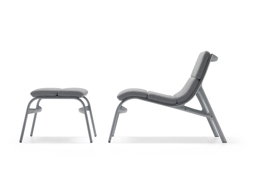 Alias. La rete di poliestere spalmata con PVC e la struttura con in alluminio verniciato trattato rendono la collezione Frame soft, design Alberto Meda, da esterno. Nell'immagine la poltroncina Armframe con poggiapiedi.