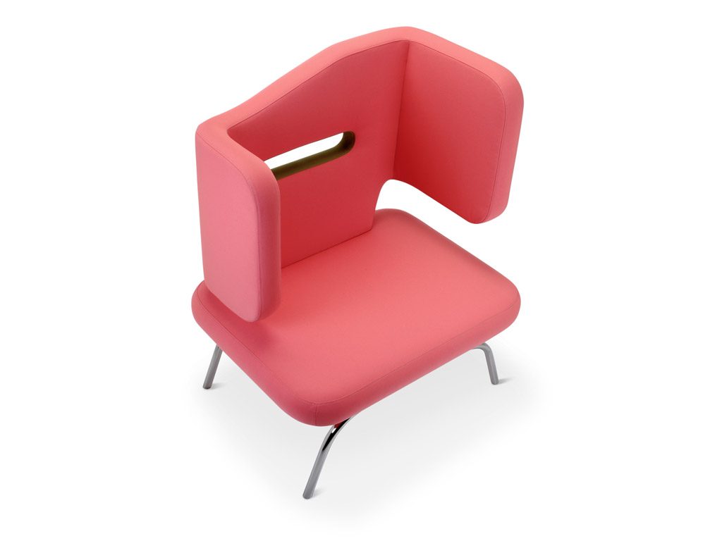 Adrenalina. La collezione Trafic, design Giovanni Tommaso Garattoni, è proposta nelle versioni poltrona (nell'immagine), divano e divano vis à vis. È una collezione ispirata all'individualità a chi è in cerca di un riparo e si nasconde dietro a forme contemporanee.
