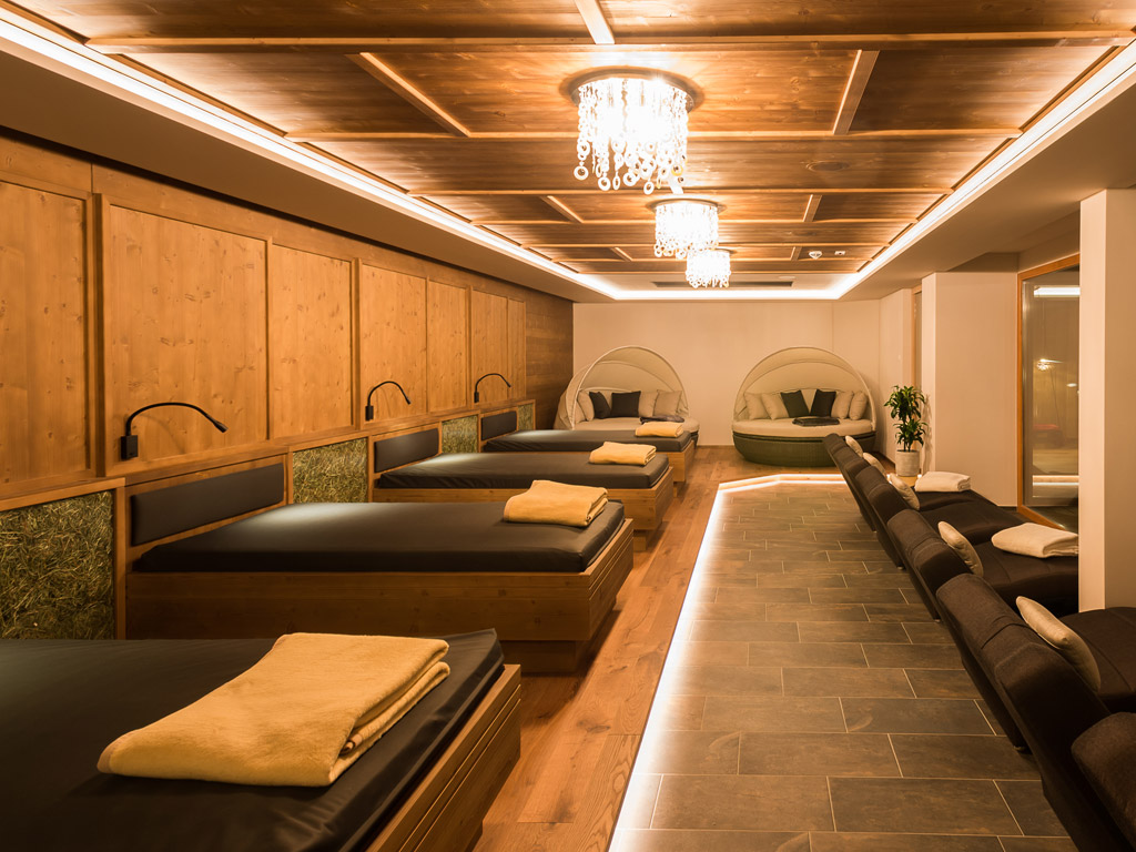 Green Lake Hotel Weiher. L’area relax intorno alla piscina interna. Attrazioni del centro benessere, inoltre, la sauna finlandese, il bagno turco e una meravigliosa sauna esterna con le pareti a vetrata.