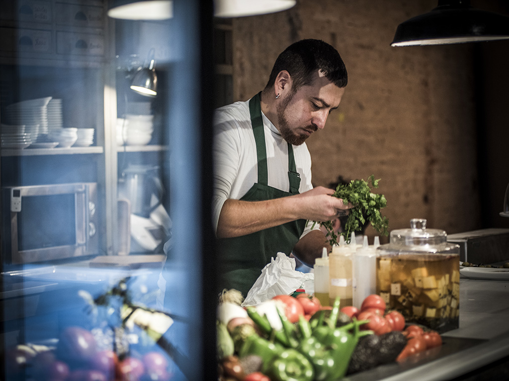 Isla Tortuga. Barcelona. En Compañía de Lobos. Lo chef Père Bartolomé, controlla gli acquisti degli alimenti che ogni giorni vengono acquistati al mercato.