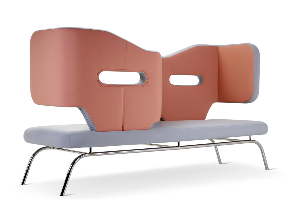 Adrenalina. La collezione Trafic, design Giovanni Tommaso Garattoni, è proposta nelle versioni poltrona, divano e divano vis à vis (nell'immagine), il pezzo più dirompente della collezione, un centro stanza che consente a due o più persone di sedersi contemporaneamente su entrambi i lati senza vedersi, solo ombre e movimenti.