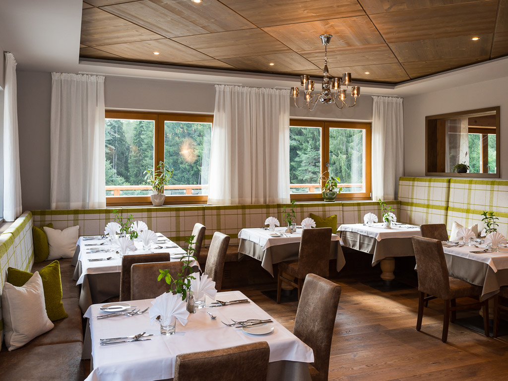 Green Lake Hotel Weiher. Il team gourmet utilizza prodotti freschi ed erbe dalla casa. Tutto è rigorosamente “fatto in casa”. Nell'immagine, il Ristorante.