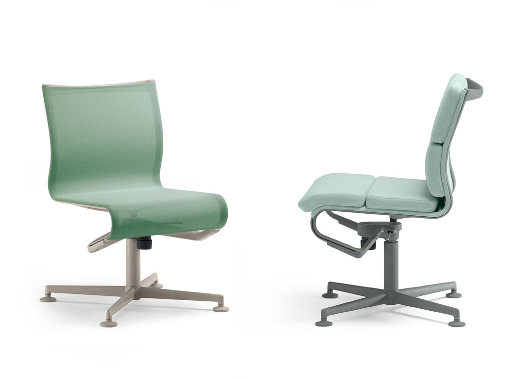 Alias. La collezione Frame 52, design Alberto Meda, nasce dallo schema meccanico della rollingframe e della meetingframe. La nuova seduta, aumentata del 10%, rende la nuova collezione ideale per il seating tecnico informale, l’home office e gli uffici operativi. Con la variante meeting lounge è ideale per le zone relax. Nell'immagine da sinistra la meetinframe 52 e la meetingframe soft 52.