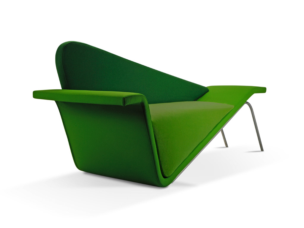 Adrenalina. Divano e poltrona V2. Design Giovanni Tommaso Garattoni. Asimmetrico, disordinato e antistatico . Nell'incastro tra le due V, con un angolo volutamente sproporzionato, trova il suo equilibrio. La struttura è in vetroresina.