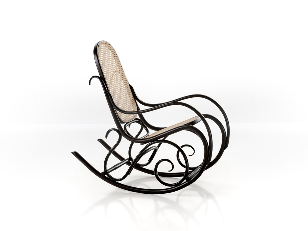 Gebrüder Thonet Vienna GTV. Sedia a dondolo Schaukelstuhl (1885), design Gebrüder Thonet, struttura in massello di faggio curvato a vapore. Sedile e schienale sono realizzati in paglia di Vienna. È disponibile nelle finiture laccato classico e legno.