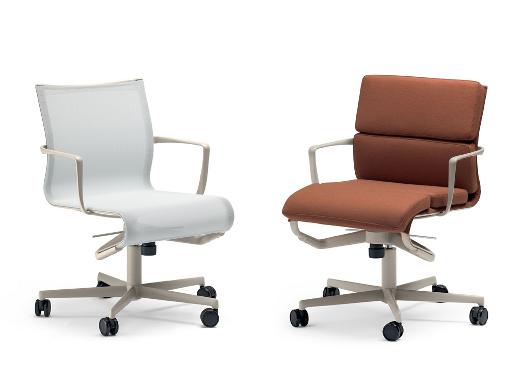 Alias. La collezione Frame 52, design Alberto Meda, nasce dallo schema meccanico della rollingframe e della meetingframe. La nuova seduta, aumentata del 10%,rende la nuova collezione ideale per il seating tecnico informale, l’home office e gli uffici operativi. Con la variante meeting lounge è ideale per le zone relax. Nell'immagine da sinistra la rollingframe 52 e la rollingframe soft 52.
