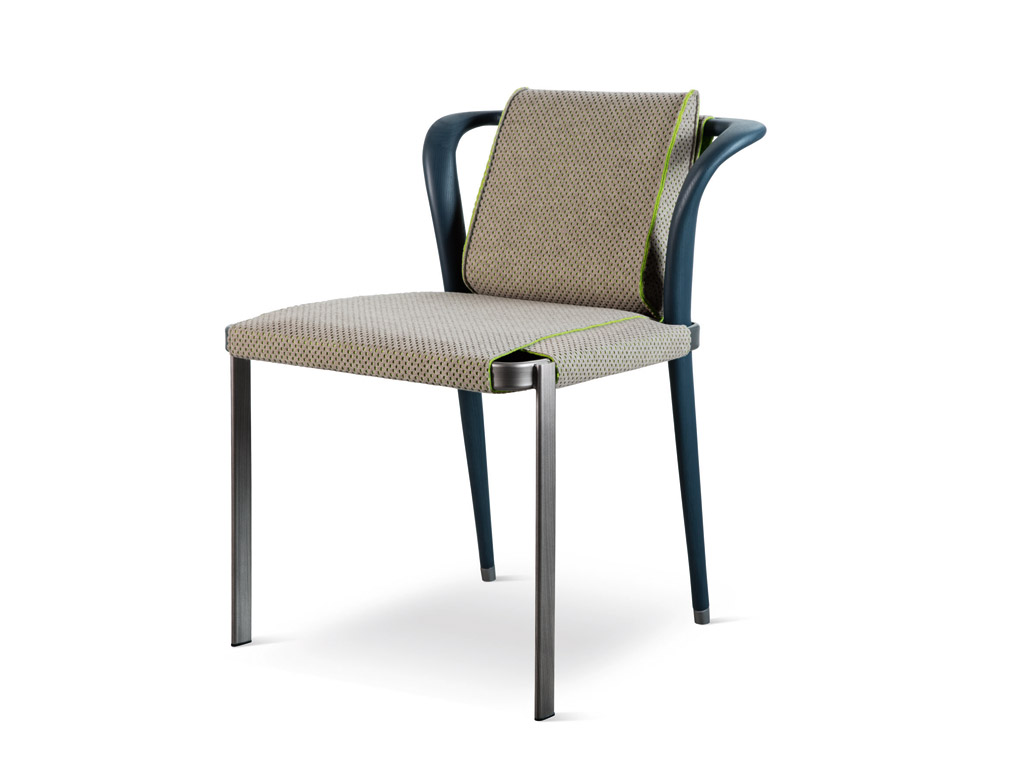 Adele-C. Le sedute della collezione “Bon Ton” sono delineate da una struttura principale in legno massello di sezione variabile, che si avvolge su sé stessa quasi fosse un nastro. La struttura in legno si completa e interagisce con una struttura di tubolari metallici. Il rivestimento tessile è costituito da una trama e un ordito di soli due nastri in tessuto o pelle che si sviluppano e avvolgono la struttura. Design Studio Baldessari e Baldessari.