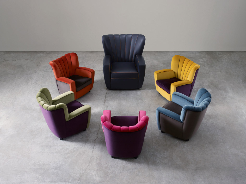 Adele-C. Progettata nel 1944 da Cesare Cassina “Zarina baby” mantiene le proporzioni originali. Cambia d’abito proponendosi in velluto bicolore nelle abbinate: melanzana/salvia, melanzana/fucsia, castagno/ceruleo, melanzana/oro, castagno/paprica. Al centro, la versione per adulti.