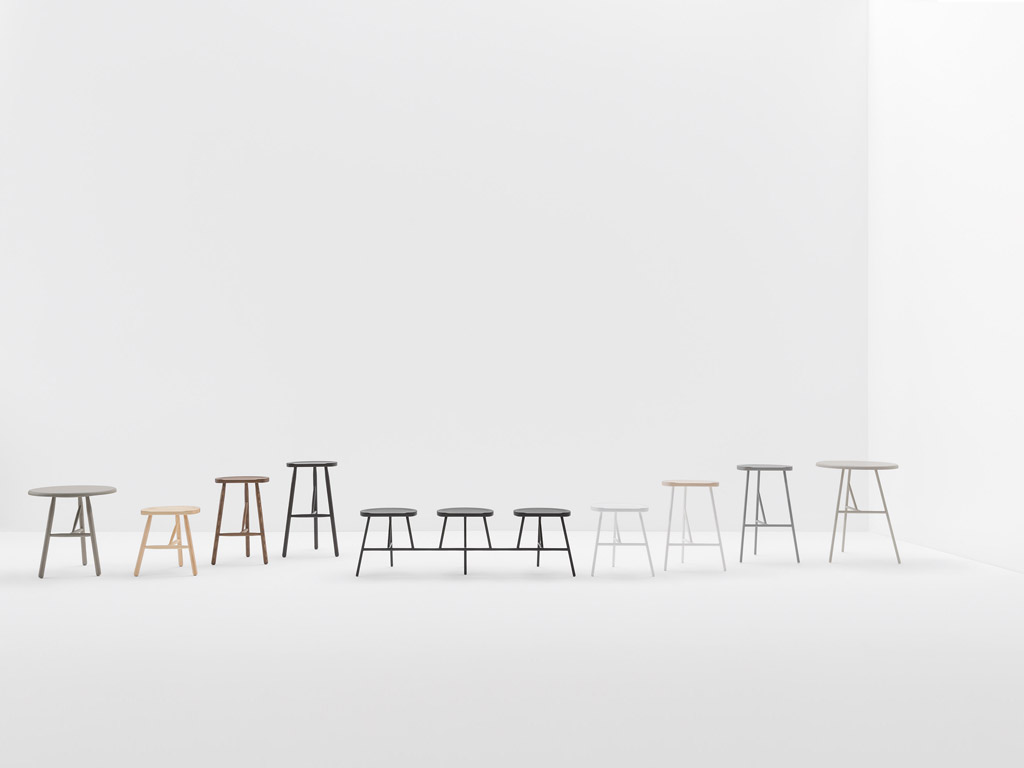 Billiani. Lo sgabello da mungitura è l'ispirazione per la collezione di tavoli e sgabelli “Puccio”. Disponibile in diverse altezze e con panche multiple di differenti lunghezze può essere realizzata interamente in legno o con basi in tondino di metallo e piano in legno. Design Emilio Nanni.