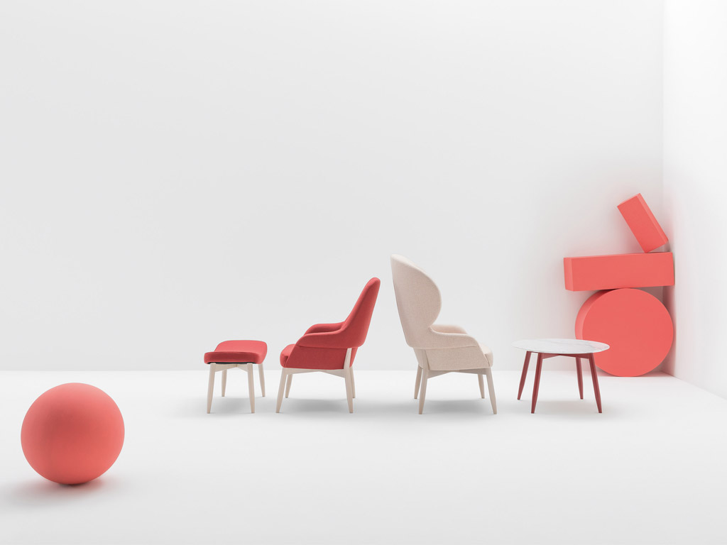 Billiani. La nuova bergère, la poltroncina con schienale alto, la lounge chair e lo sgabello ampliano la collezione di sedute “Spy”. Tratto distintivo la manifattura della scocca, che piega e accoglie la gamba posteriore. Design Emilio Nanni.