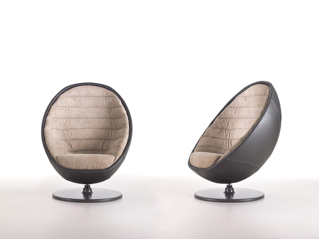 i4Mariani. “Planet”, progettata da Daniele Lo Scalzo Moscheri, è un guscio tondo, realizzato con una tecnologia a stampo poliuretanico che consente una traduzione della qualità volumetrica e garantisce una corretta postura relax. La poltrona è rivestita in pelle esternamente e internamente con una lavorazione trapuntata orizzontale. La base è girevole ed è configurabile con diverse finiture e colori per un accostamento monomaterico con i rivestimenti esterni.
