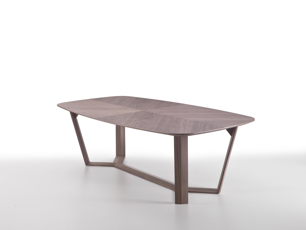 i4Mariani. Prendendo in prestito gli stilemi del design applicato all'automobile e, in particolare, alla realizzazione dei suoi interni, è nata la collezione di tavoli e sedie “Way” firmata da Daniele Lo Scalzo Moscheri. Nei tavoli, un piano perfettamente circolare o di forma rettangolare con gli angoli smussati è sostenuto da una base, leggera e decisamente grafica, che ricorda le razze dei volanti di un tempo.
