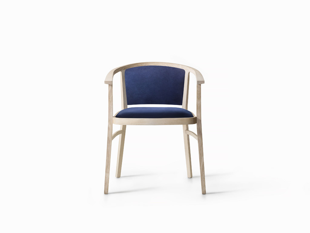 Lema. La poltroncina “JiJi” firmata da Piero Lissoni, art director del marchio, è caratterizzata da una linea aggraziata e sinuosa che ne disegna il profilo. La seduta è profonda e accogliente, lo schienale curvo crea una linea unica con i braccioli sostenendo il corpo. La versione con schienale in paglia ne rivela tutta la grazia.