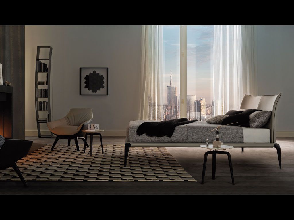 MisuraEmme. Il letto “Margareth” disegnato da Carlo Marelli e Massimo Molteni è un compendio di eleganza e leggerezza. L’armoniosa testata dà vita a seducenti giochi di chiaroscuro grazie al rivestimento di impeccabile fattura sartoriale. Dettaglio di stile, l’originale piedino sagomato in rovere massello dalla forma snella. Perfetto a centro stanza.