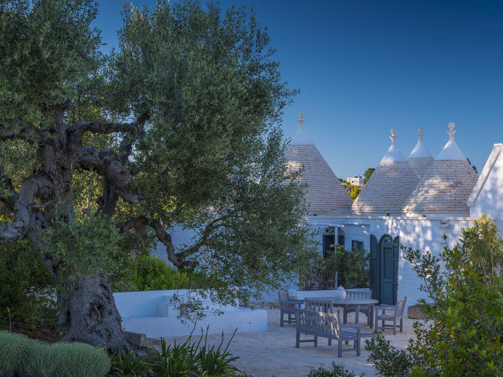 Tenuta del Lauro. Valle d’Itria, Locorotondo. Puglia. Residenza di campagna immersa nel verde, tra Locorotondo e Alberobello nella Valle d’Itria. Una vera e propria oasi di pace.