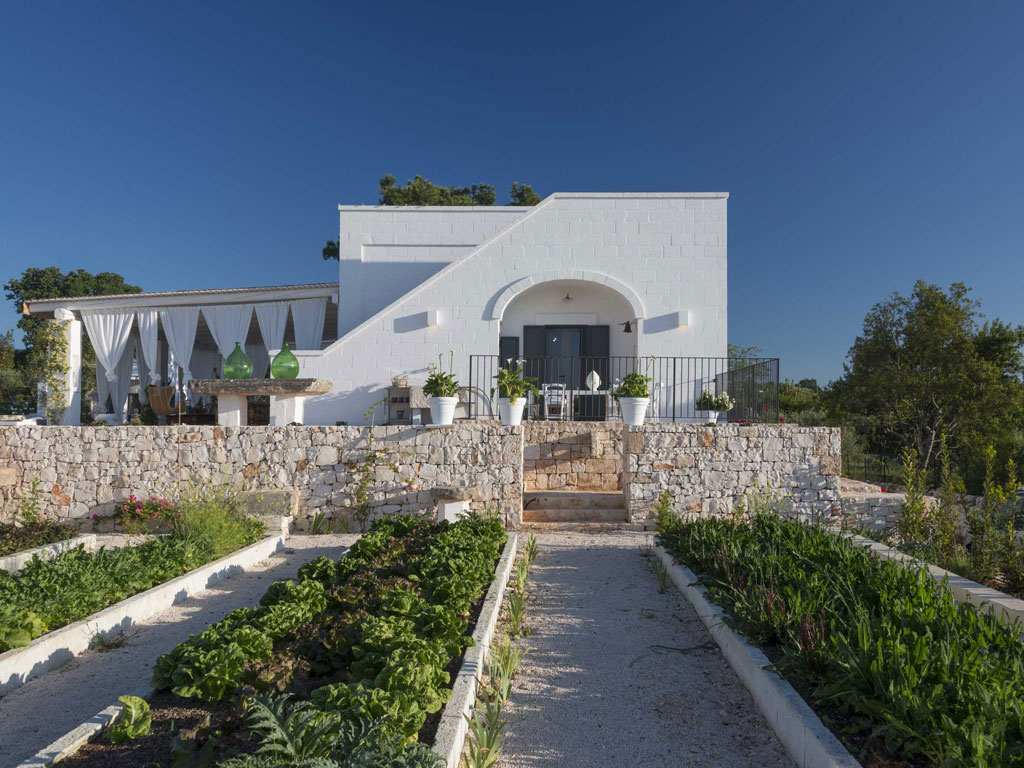 Tenuta del Lauro. Valle d’Itria, Locorotondo. Puglia. Caratteristica della struttura è la coltivazione biologica di frutta e verdura. Si ripropongono le antiche varietà ortofrutticole della Valle d’Itria.