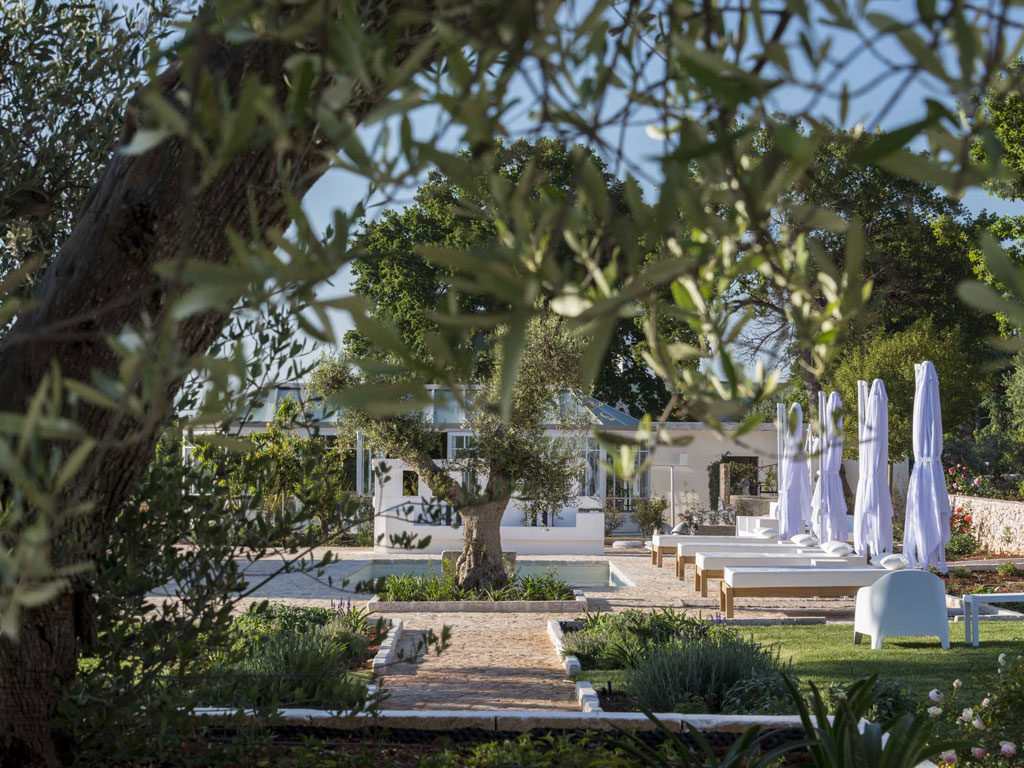 Tenuta del Lauro. Valle d’Itria, Locorotondo. Puglia. All'interno della tenuta è stato creato un giardino olfattivo con piante aromatiche tipiche della macchia mediterranea: timo, rosmarino, citronella, melissa, origano solo alcune, in grado di attivare emozioni e ricordi.