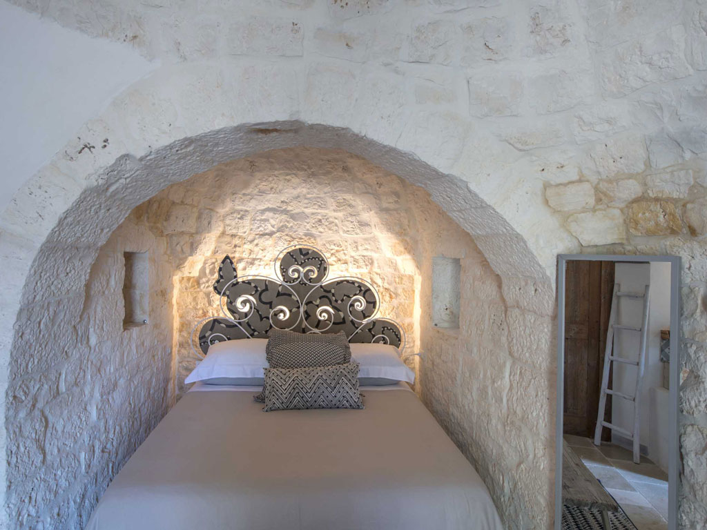 Tenuta del Lauro. Valle d’Itria, Locorotondo. Puglia. Le Suite Trullo, nell'immagine la Suite Pineta. Tutte le camere e suite sono arredate con gusto e raffinatezza.