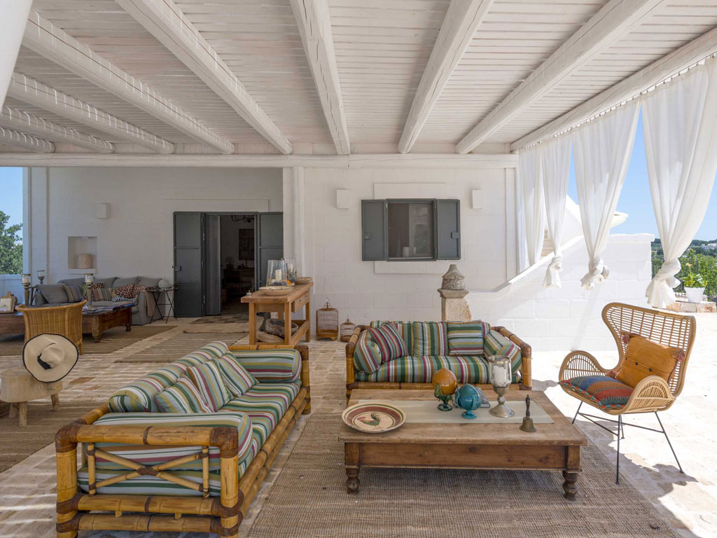 Tenuta del Lauro. Valle d’Itria, Locorotondo. Puglia. Ancora la zona living. Tutti i tessuti e gli oggetti di moderno design che arredano la Tenuta sono Missoni Home.