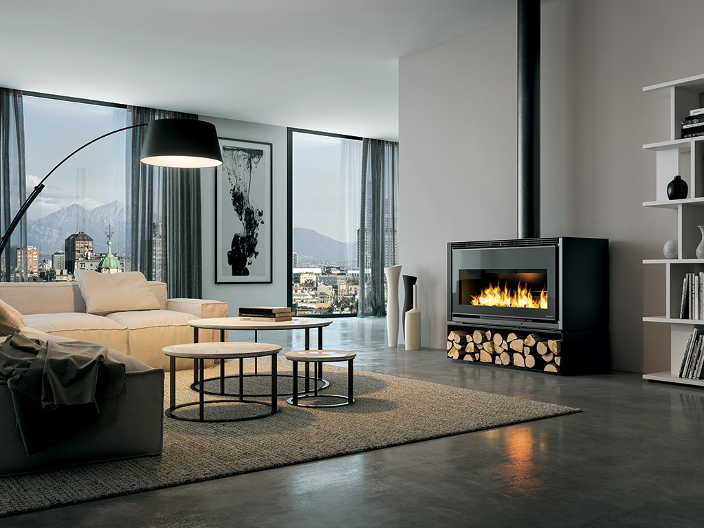 Palazzetti. La stufa Iki Line, firmata dallo studio Marcarch Design di Marco Fumagalli è disponibile in tre versioni. Nell'immagine la Iki 16:9 (dimensioni LxPxH:114x54x64 cm) orizzontale, permette una visuale del fuoco ampia e scenografica. La struttura è in acciaio verniciato che incornicia il focolare in Thermofix (cemento refrattario speciale ad altissimo accumulo che ottimizza l’irraggiamento migliorando la combustione e garantendo rendimenti elevati). La portina è basculante.