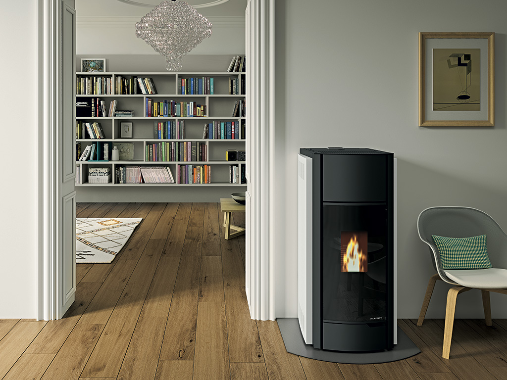 Palazzetti. Ecofire®Julie, stufa ermetica ad aria di ultima generazione, coniuga tecnologia e design. La struttura è in acciaio, il rivestimento in metallo laccato e la portina in vetro con sistema autopulente. (Dimensioni LxPxH: 55x57x117 cm | Pesa kg. 145).