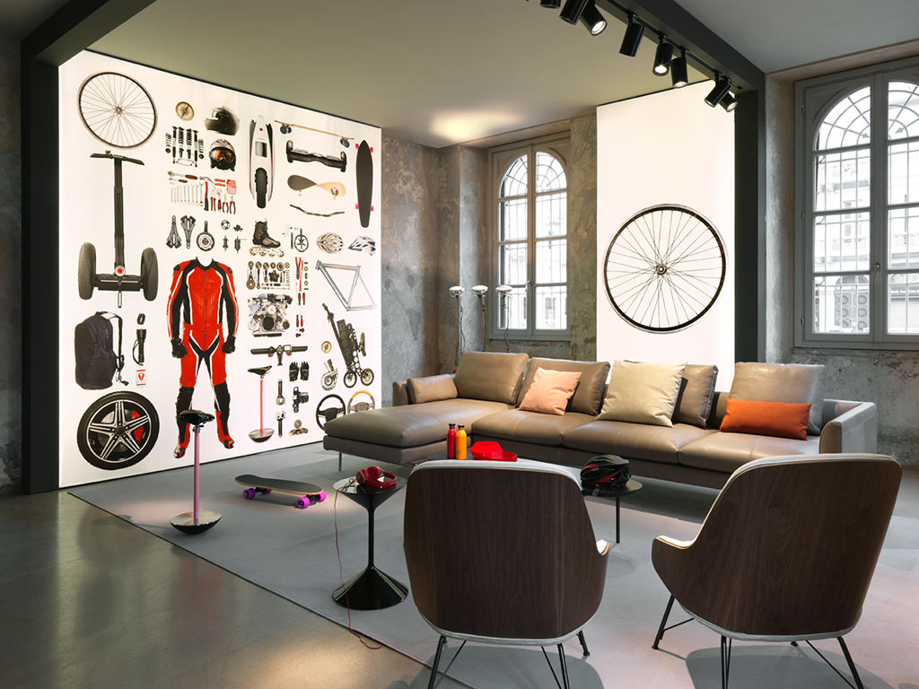 Zanotta. “Mobility Wizard”. Sedile “Sella” (di bicicletta da corsa), design Achille e Pier Giacomo Castiglioni, 1957; tavolino/portaoggetti “Tempo”, design Prospero Rasulo, 2001; poltroncine “Judy”, design Frank Rettenbacher, 2017; tavolino “Niobe”, design Federica Capitani, 2016; divano “Flamingo”, design Damian Williamson, 2017. (ph Andrea Martiradonna)