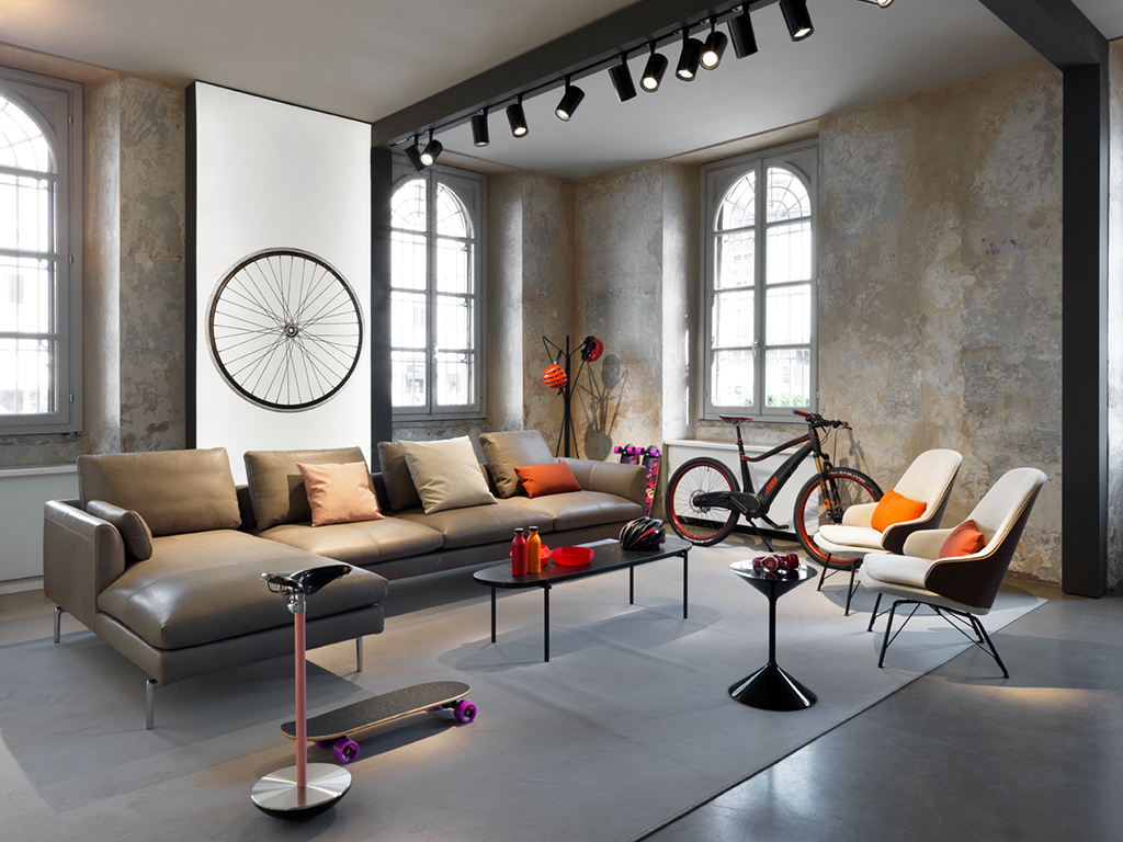 Zanotta. “Mobility Wizard”. Sedile “Sella” (di bicicletta da corsa), design Achille e Pier Giacomo Castiglioni, 1957; divano “Flamingo”, design Damian Williamson, 2017; tavolino “Niobe”, design Federica Capitani, 2016; tavolino/portaoggetti “Tempo”, design Prospero Rasulo, 2001; poltroncine “Judy”, design Frank Rettenbacher, 2017; appendiabiti “Aster”, design Alessandro Dubini, 2010. (ph Andrea Martiradonna)