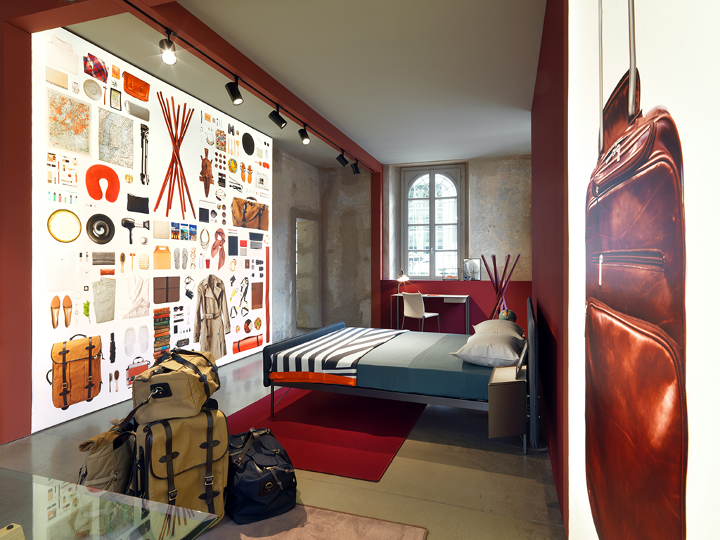 Zanotta. “New Nomad”. Letto “Hotelroyal”, design Terri Pecora, 2017; sotto la finestra scrittoio “Calamo”, design Gabriele Rosa, 2013; seggiolina “Lia”, design Roberto Barbieri, 1998; appendiabiti chiudibile “Sciangai”, design De Pas, D’Urbino, Lomazzi, 1973. (ph Andrea Martiradonna)