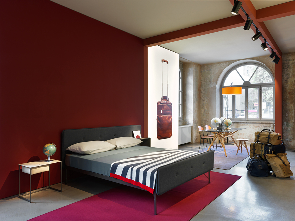 Zanotta. “New Nomad”. Comodino “Taschino”, design Gabriel Rosa, 2017; letto “Hotelroyal”, design Terri Pecora, 2017. (ph Andrea Martiradonna)